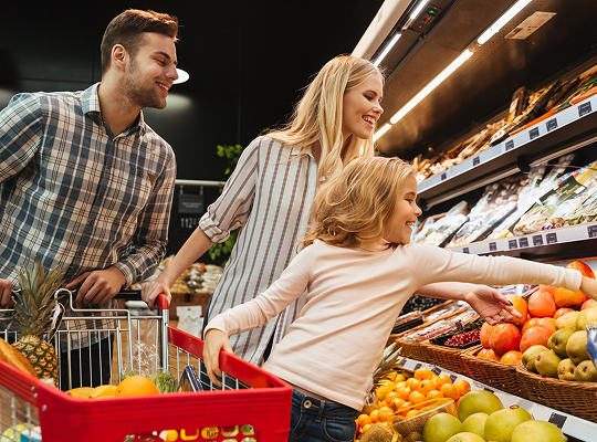 familia comprando fruta