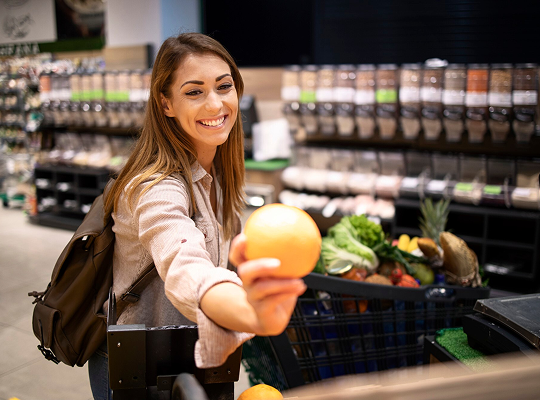 mujer sosteniendo mandarina